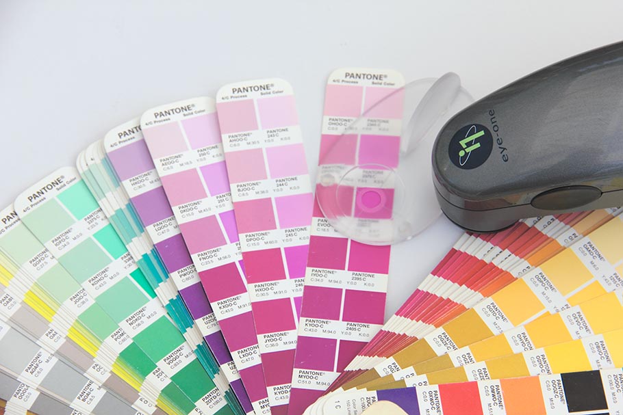 Checking a PANTONE swatch book using SPOT_Color_Manager application with Eye-One Pro